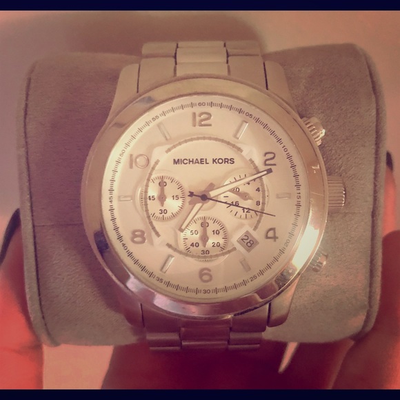Authentic MK watch in silver main image 4